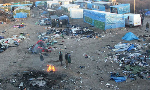 campamento de migrantes en Calais Enfrentamientos entre migrantes en el puerto francés de Calais